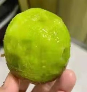 猕猴桃果瓤翠绿翠绿的很甜，果大小均匀