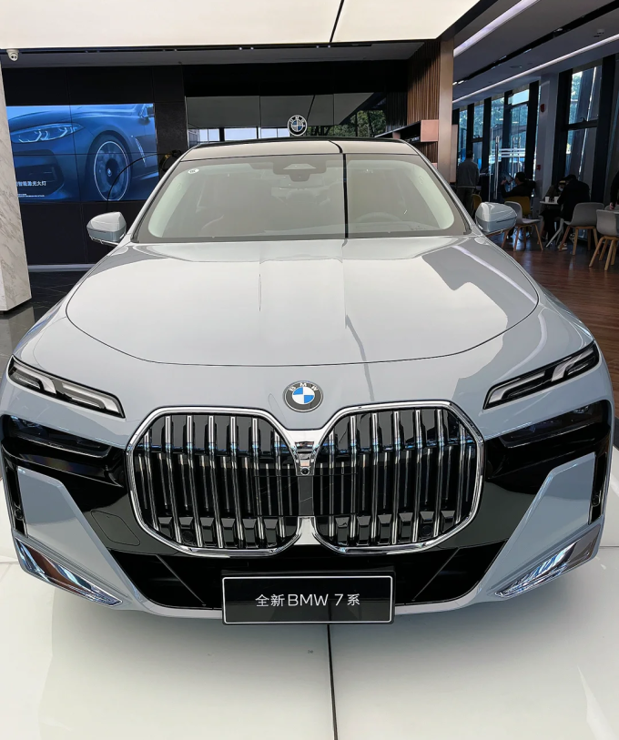 宝马全新7系735li布鲁克林灰很难不爱上