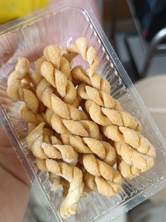 爱她就给她吃小麻花吧