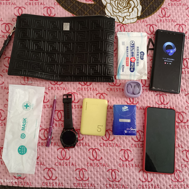 一个年薪二百万，不秃顶还挤地铁的大叔包里都有啥（EDC）