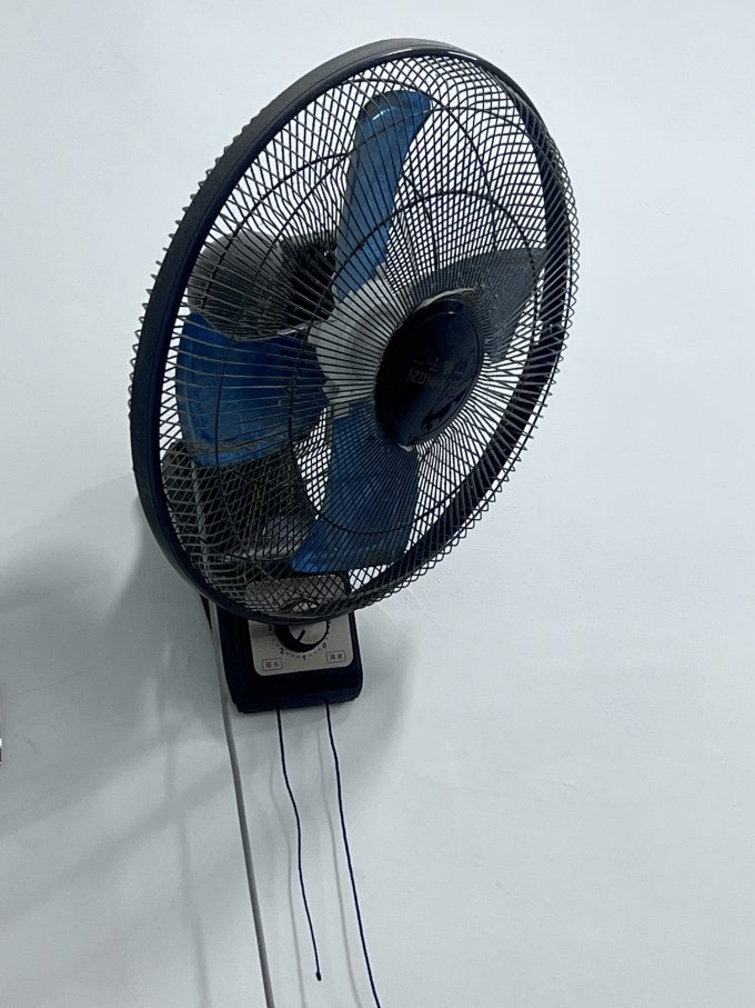 给大家安利一个教室里面的必备好物这个电风扇不仅省电 而且风力还很