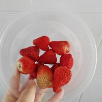 我每天都得吃上一盒草莓，谁懂我