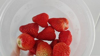 我每天都得吃上一盒草莓，谁懂我