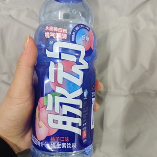 浓浓水蜜桃香味的脉动饮料