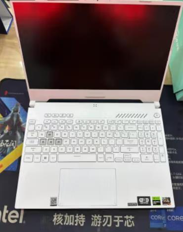  魔幻青配色颜值很高，键盘按起来手感不错