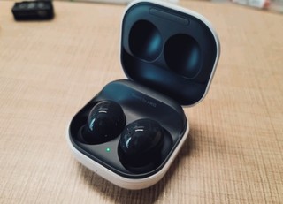 三星 Galaxy Buds2 小巧有强大