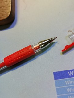 学生时代用的红色签字笔。