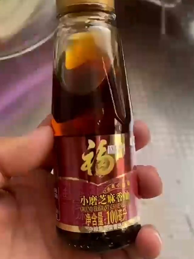 你别看只有一小瓶香油，可是香味却是大大的