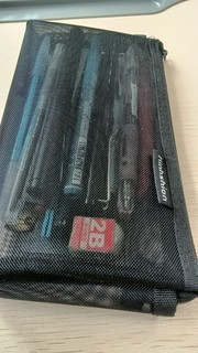 方便实用的黑色笔袋