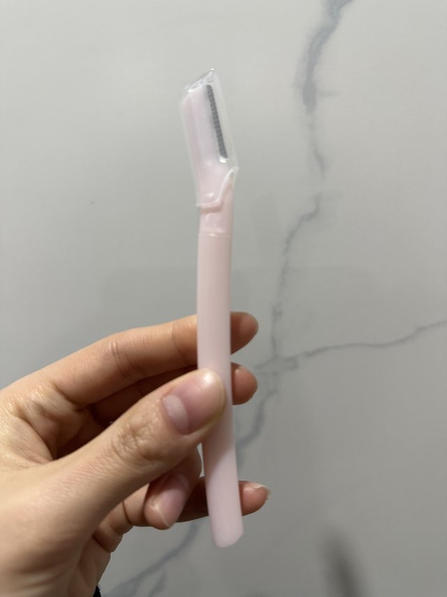 女孩子都会有一个刮眉刀吧