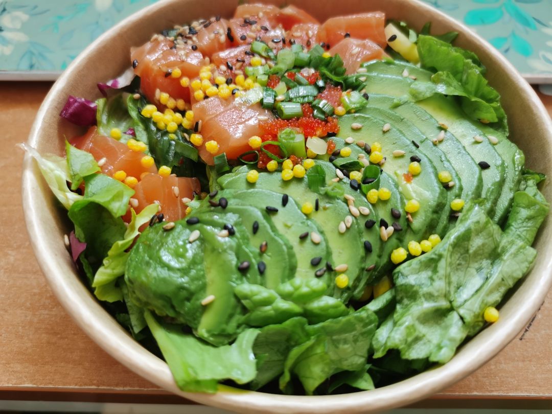 营养均衡的三文鱼波奇饭