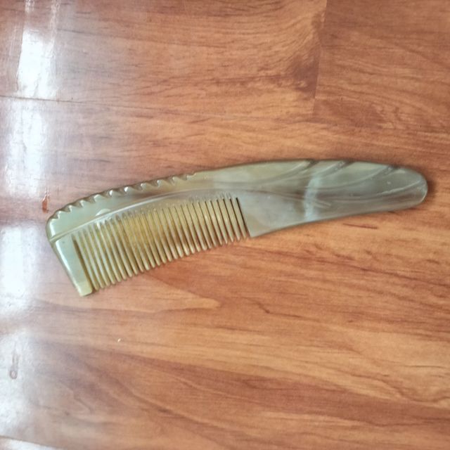 晶莹剔透的牛角梳子