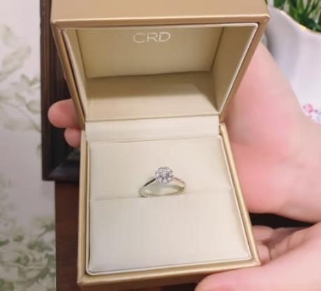 钻戒戴起来很好看，很合适