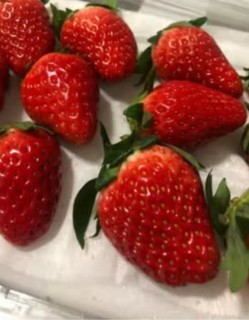 很喜欢这家的草莓，又大又甜，还红