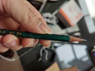 开学新装备之1只新铅笔。