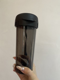 亚克力材质的水杯，材质坚硬，喝水超棒！