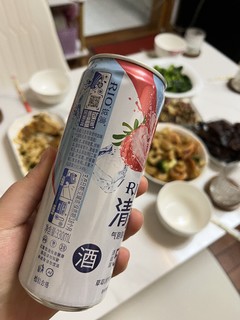 酒精度5%的伏特加，还是草莓味儿的～