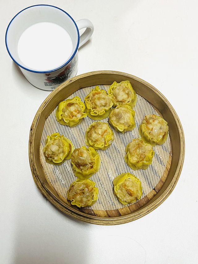 一笼烧卖搭配一杯椰子粉热饮，早餐妥妥的饱