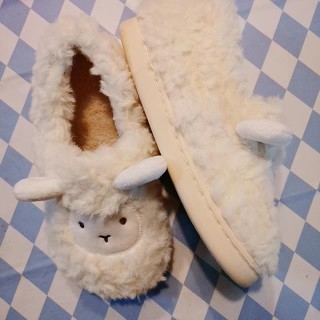 买给家里小朋友的小羊拖鞋！