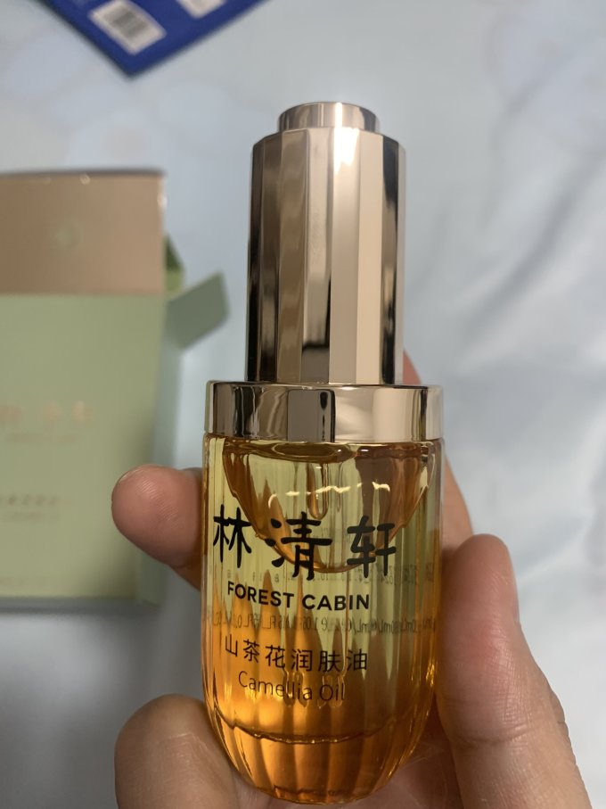 化妆台上的林清轩山茶花润肤油