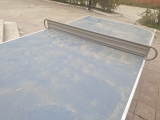 落了灰的乒乓球台！