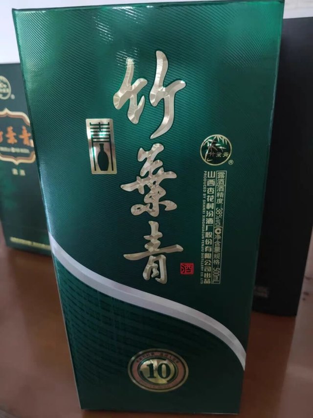 买来过年给家人喝的。相比汾酒，竹叶青有药