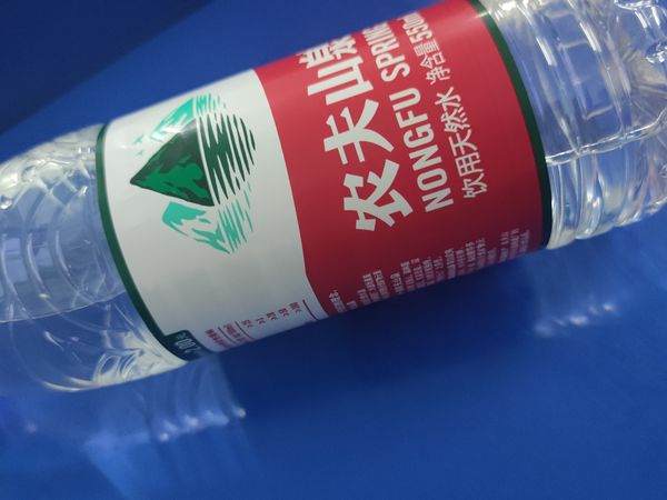 箱入农夫山泉矿泉水