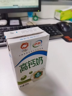 伊利高钙奶早餐奶