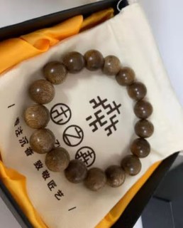 手串不错，收到后打开能闻到淡淡的清香