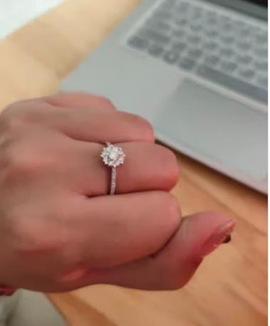 戴着挺好看的，既不特别夸张，又显大