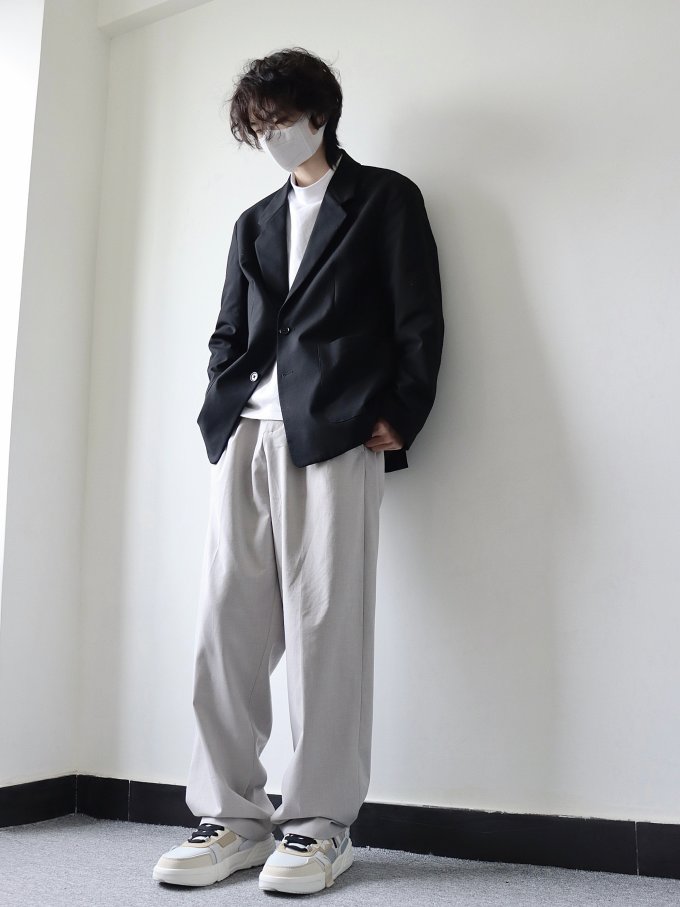 西装简直百搭现在这个季节里面穿一件白色高领打底就完全ok 裤子搭配