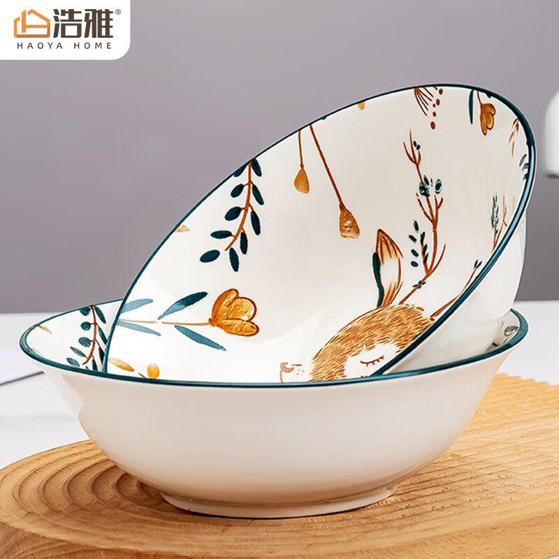 具有中世纪典雅风格的碗碟餐具