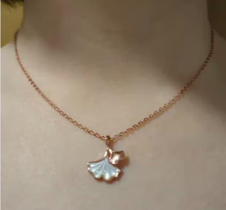 项链很好看，物有所值，女朋友很喜欢