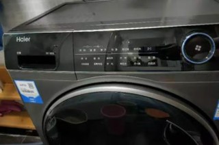  这款超薄洗衣机容量很大，智能化系统操作