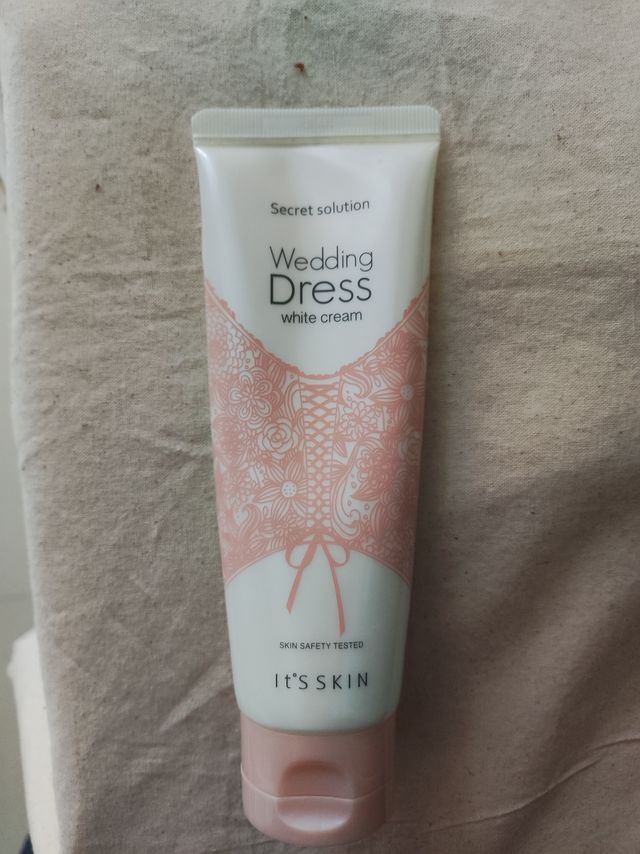 涂上不假白的韩国伊思婚纱素颜霜