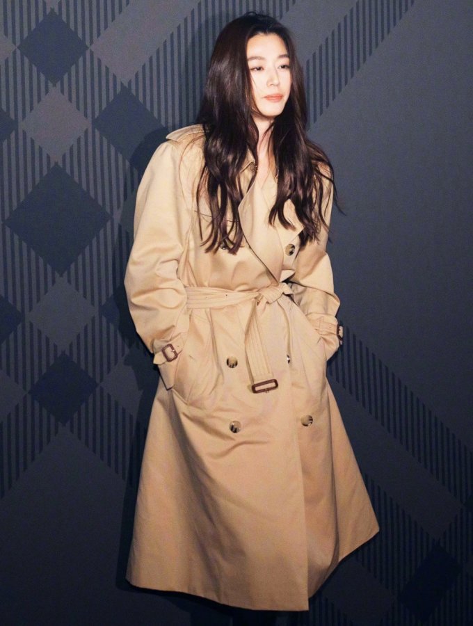 博柏利女士风衣怎么样 42岁全智贤出发看秀!生图也太能打了!