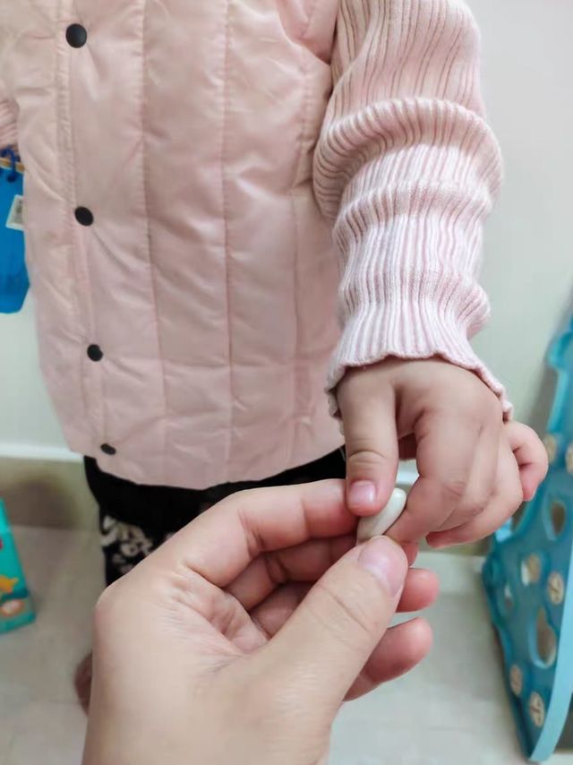 宝宝晚上翻来覆去是缺钙？！