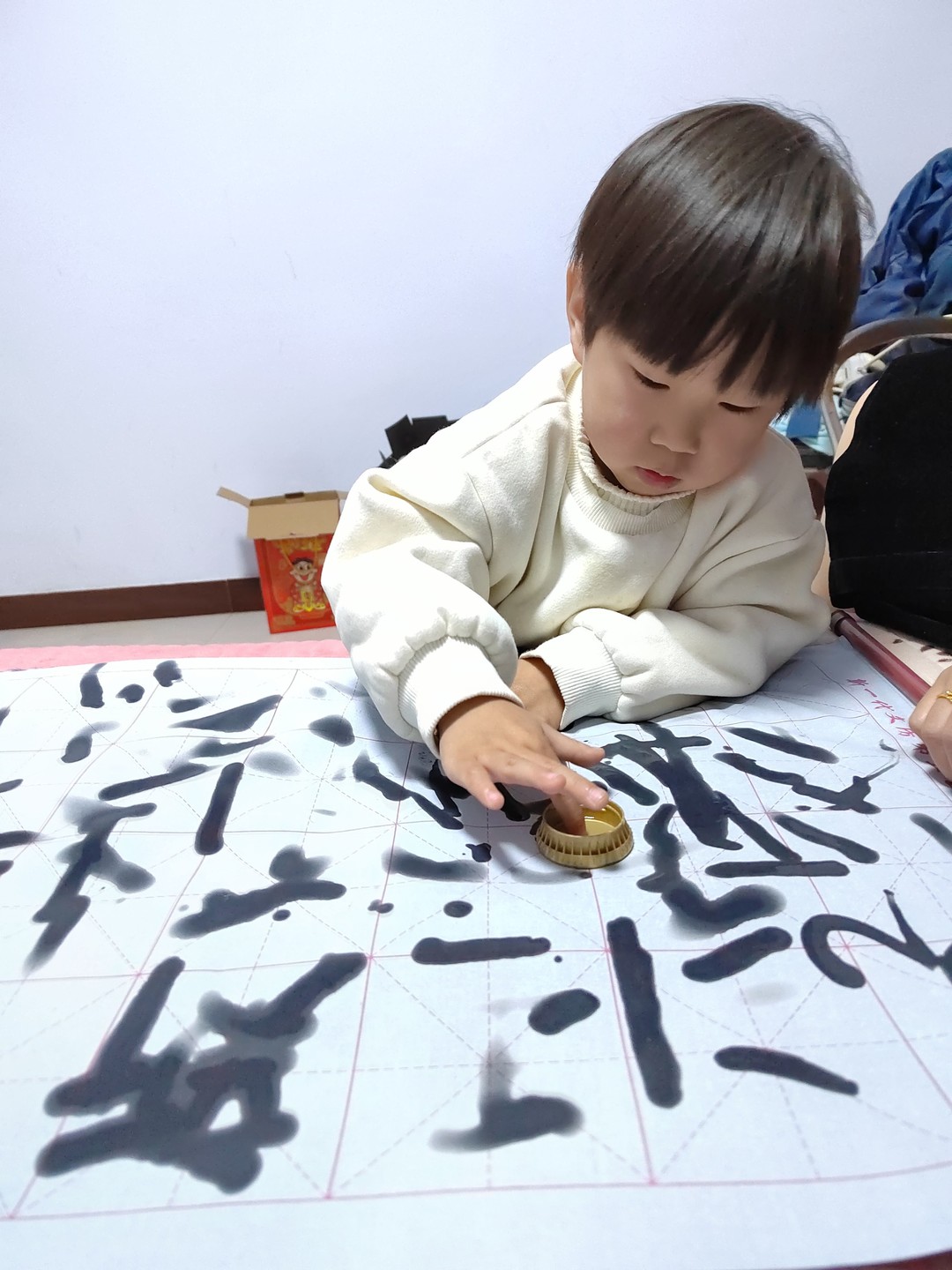 用毛笔蘸下面的水写字视频