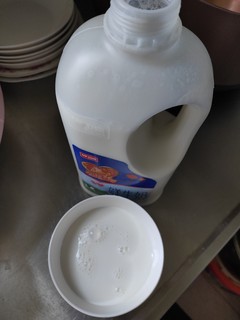 老婆兑咖啡的牛奶给我囤起来