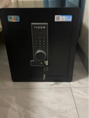  保险柜小而精悍，不占位置，很好隐藏放置