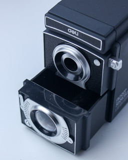 你以为它是个古董相机，其实它是转笔刀