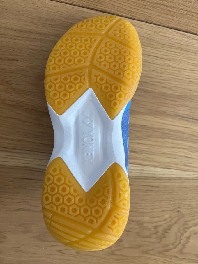 尤尼克斯羽毛球鞋