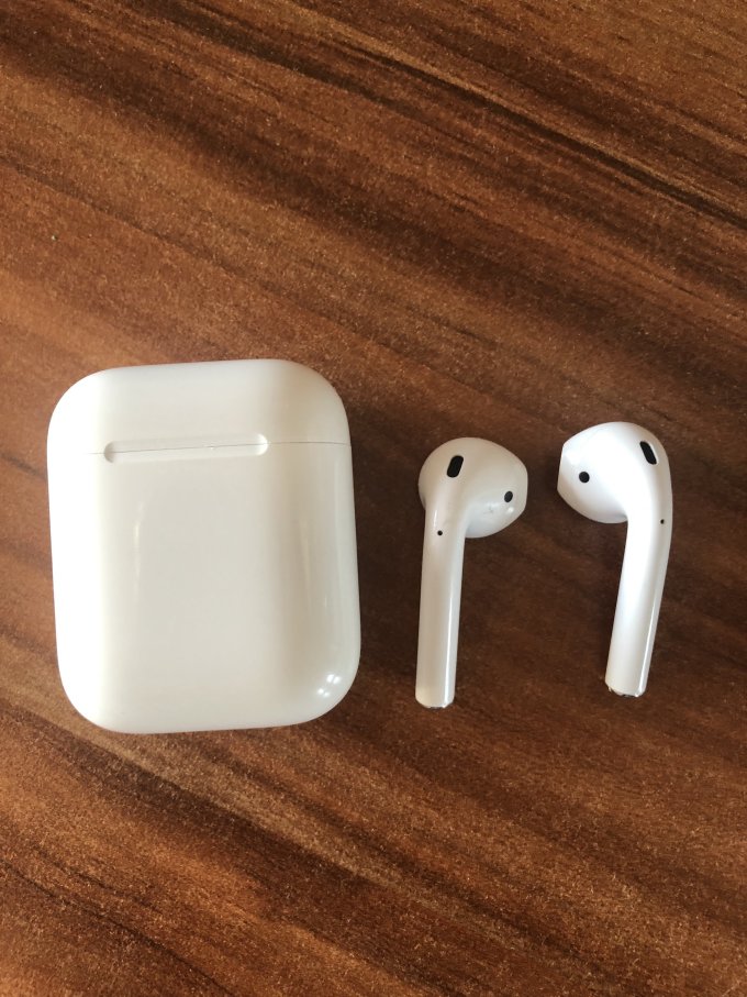 这款是苹果第二代蓝牙耳机,主要用于日常跑步鞋带,耳机开放设计,音质