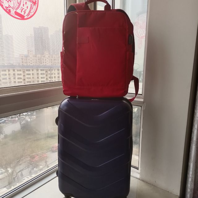 晒一晒我的这个又红又骚的出差书包