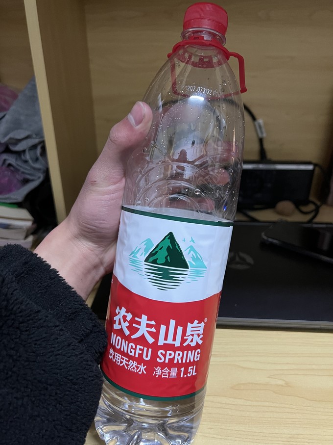 农夫山泉大瓶水图片