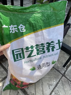 在家种植物的人就是一袋一袋往家里抗土！