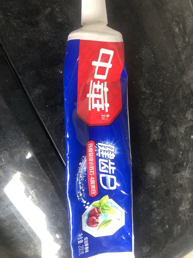 中华牌子健齿白的牙膏