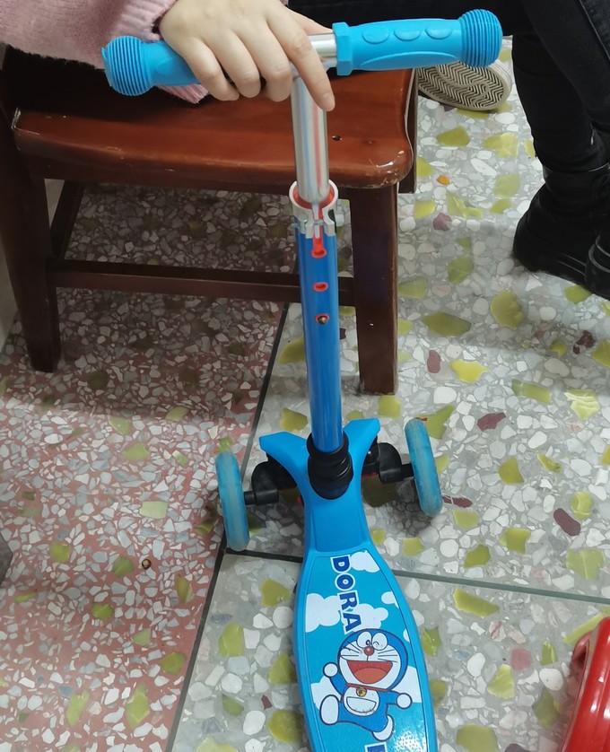 哆啦A梦儿童滑板车