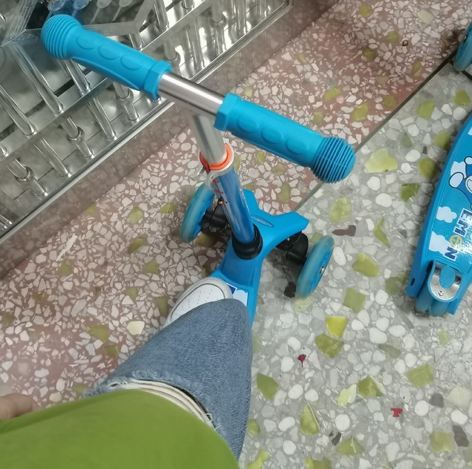 哆啦A梦儿童滑板车