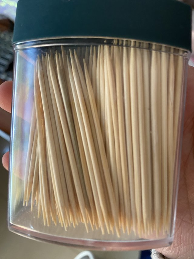 一款饭后专业的细小牙签